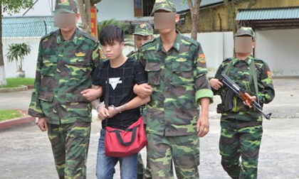 Truy bắt kẻ 'vác' 9 bánh heroin, nhảy sông hồng tẩu thoát