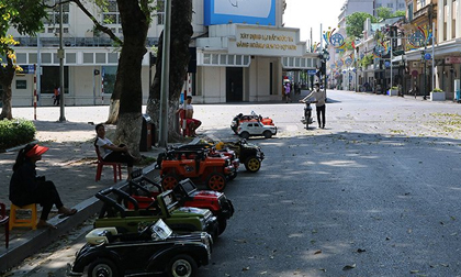 Nắng nóng đổ lửa, Hồ Gươm vắng hoe như mùng 1 Tết
