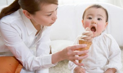 Bà nuông chiều cho cháu 2 tuổi ăn kem mỗi ngày, bố mẹ bàng hoàng khi đưa con đi khám