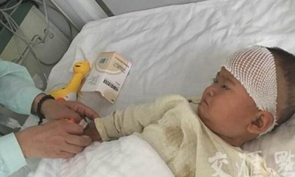 Bất mãn vì bị chồng bạo hành, mẹ cắn con 1 tuổi trọng thương