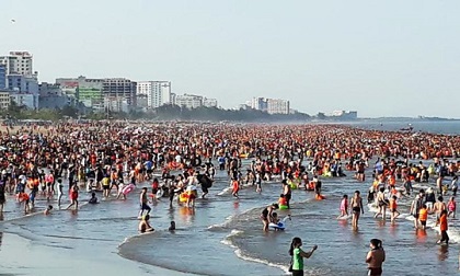 Người dân bỏ nhà, ùn ùn lên rừng, xuống biển trốn nắng nóng
