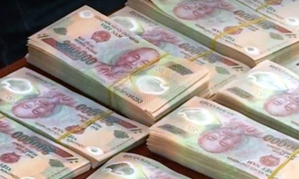 Mang tiền giả lừa ngân hàng, lấy tiền thật đổi tiền giả ăn tiêu