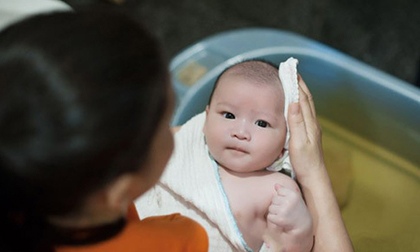 Tắm và sử dụng điều hòa cho trẻ sơ sinh đúng cách trong ngày nắng nóng 40 độ C để bé không ốm