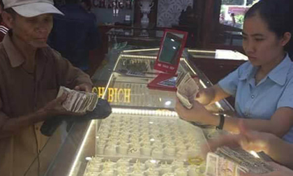 Ứa nước mắt cảnh cha già cầm nắm tiền lẻ đi mua vàng làm của hồi môn cho con gái