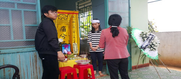 dam tang 4 hoc sinh duoi nuoc o gia lai: bo con no con mot buoi di choi - 2