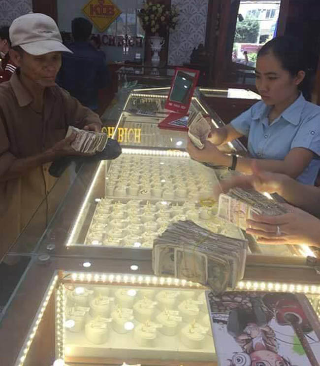 ua nuoc mat canh cha gia cam nam tien le di mua vang lam cua hoi mon cho con gai - 1