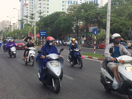 ha noi duoc giai nhiet bang con mua rao chieu nay hinh anh 7