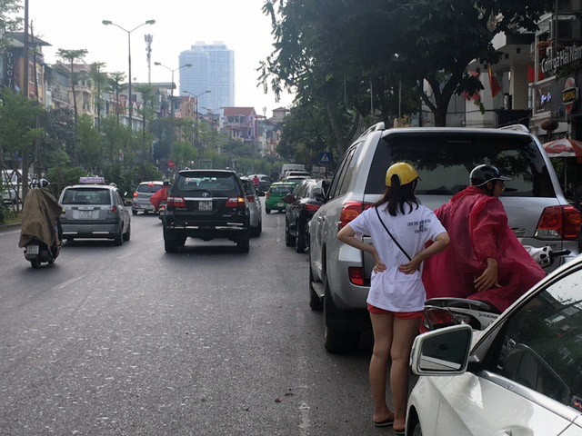ha noi duoc giai nhiet bang con mua rao chieu nay hinh anh 8