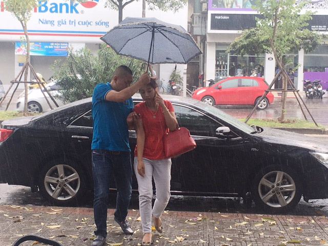 ha noi duoc giai nhiet bang con mua rao chieu nay hinh anh 3