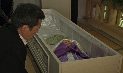 Bài học chữ hiếu và câu chuyện về cậu con trai út trong đám tang mẹ