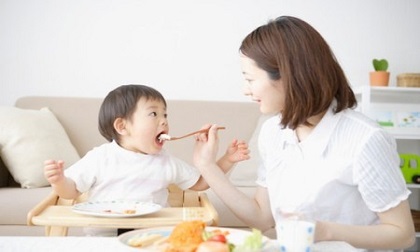 Muốn cho con hay ăn chóng lớn lại thông minh dù biếng ăn tới đâu hãy áp dụng cách này