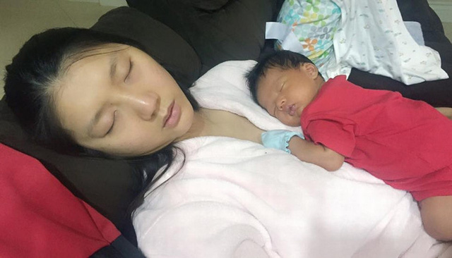 Một Ngọc Quyên lạnh lùng trên sàn diễn bỗng được thay thế bằng khoảnh khắc dịu dàng, nhẹ nhàng của một người mẹ chăm sóc đứa con thơ bé của mình.