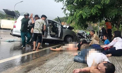 Người phụ nữ kể giây phút hai xe ô tô đấu đầu, 9 người bị thương