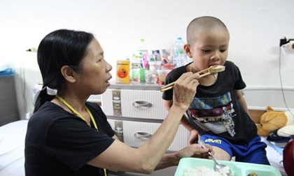 Xót thương cảnh mẹ đơn thân mắc ung thư di căn chật vật chăm con bị ung thư máu