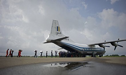 NÓNG: Rơi máy bay Myanmar chở 116 người, tìm thấy mảnh vỡ ngoài biển