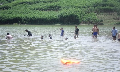 Nỗ lực tìm kiếm thi thể các học sinh bị lũ ống cuốn trôi