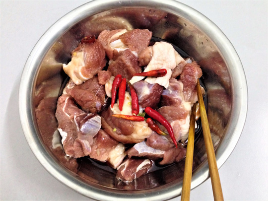 Giò heo kho sả ớt thơm nức, gọi chàng về ăn cơm - 2