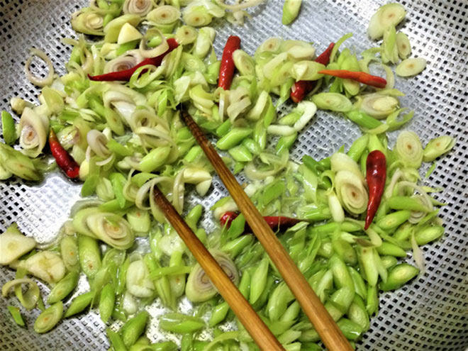 Giò heo kho sả ớt thơm nức, gọi chàng về ăn cơm - 4