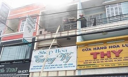 Cơ sở hoa giả cháy rực giữa thành phố Kon Tum
