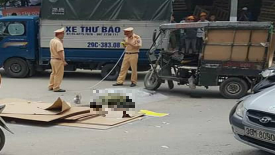 Hà Nội: Xe ba bánh lật đè chết người - Ảnh 1.