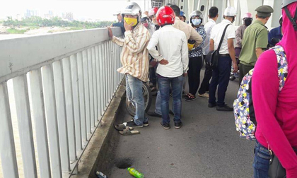 Tin nóng: Nam thanh niên uống thuốc diệt cỏ rồi nhảy xuống cầu Thăng Long tự tử