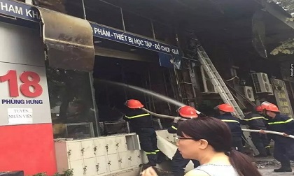 Hà Nội: Cháy lớn thiêu rụi nhà sách trên đường Phùng Hưng