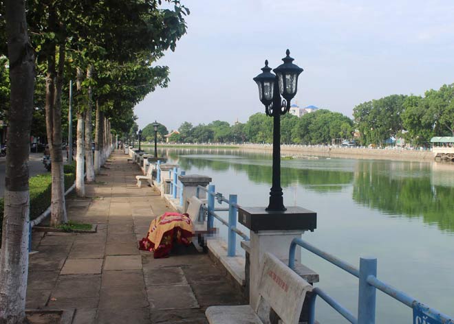 Hoảng hồn phát hiện xác người trên ghế đá công viên, đầu có vết thương - 1