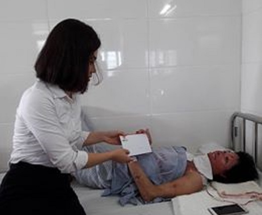 Chị Trang đã trải qua 5 cuộc phẫu thuật, khi biết hoàn cảnh của chị nhiều người đã đến an ủi, động viên (ảnh nhân vật cung cấp)