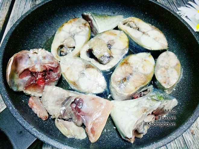 ca cam kho nuoc dua an mot mieng het veo ca bat com - 3