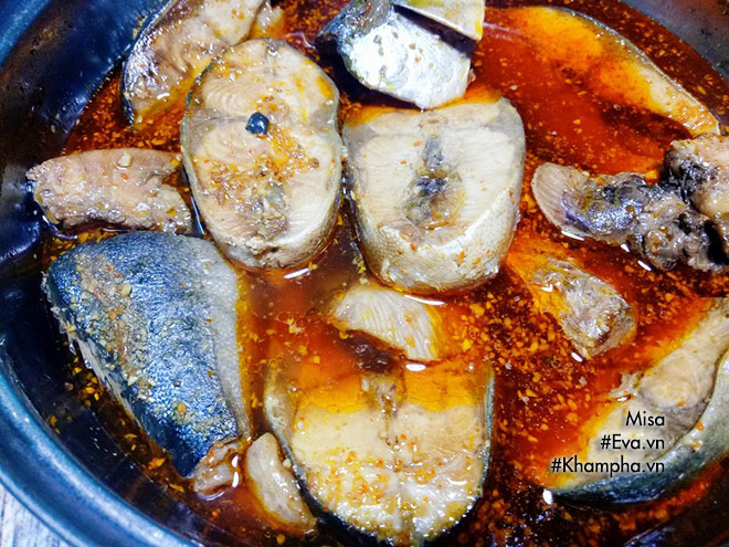 ca cam kho nuoc dua an mot mieng het veo ca bat com - 7