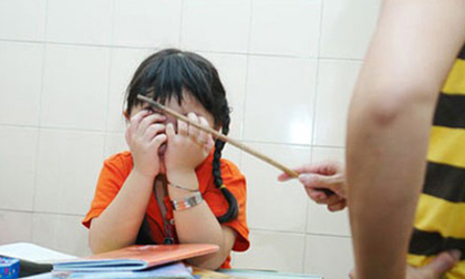 Giáo viên phạt học sinh nhổ nước bọt vào mặt nhau vì không hoàn thành bài tập