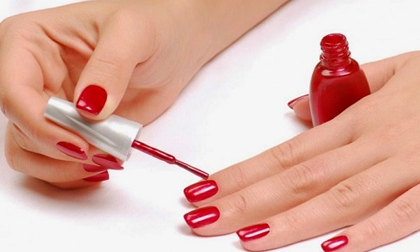 Sơn móng tay làm đẹp, người phụ nữ có nguy cơ bong toàn bộ móng tay