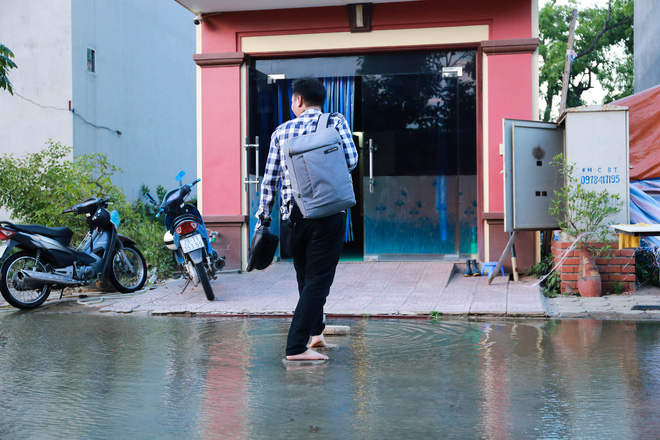 Hà Nội: Ngập úng quanh năm, người dân thả vịt ngay trên đường khu đô thị - Ảnh 11. Hà Nội: Ngập úng quanh năm, người dân thả vịt ngay trên đường khu đô thị - Ảnh 11.