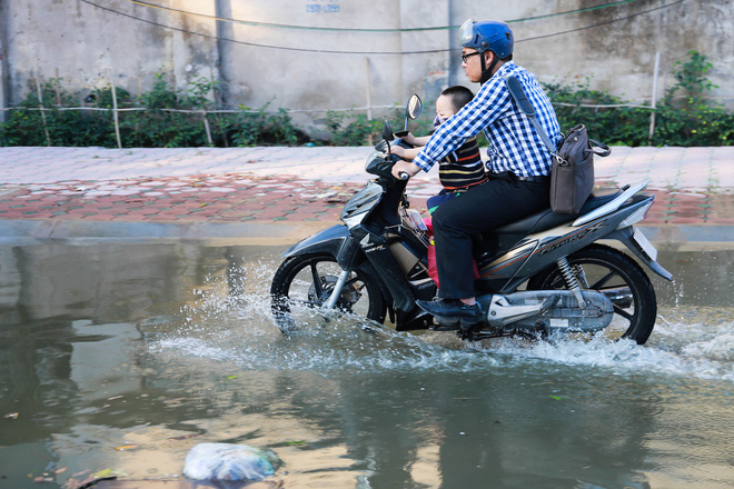 Hà Nội: Ngập úng quanh năm, người dân thả vịt ngay trên đường khu đô thị - Ảnh 7. Hà Nội: Ngập úng quanh năm, người dân thả vịt ngay trên đường khu đô thị - Ảnh 7.
