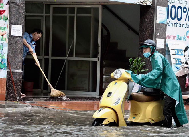 Dân Thủ đô chật vật vượt qua biển nước trong mưa lớn sáng nay - Ảnh 8.