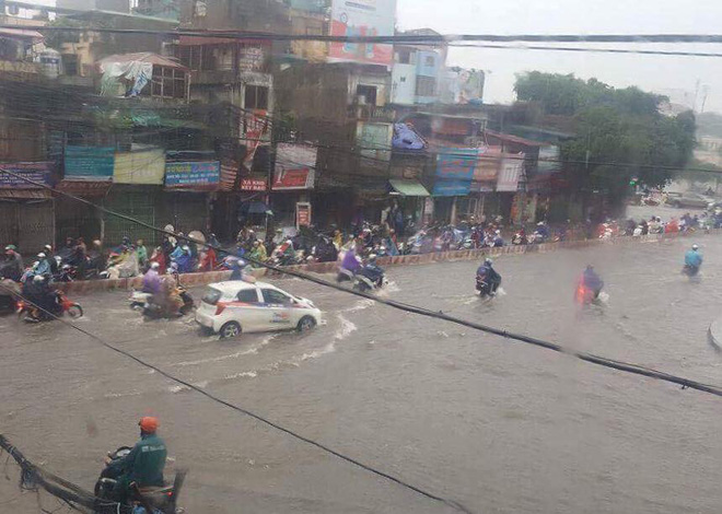 Dân Thủ đô chật vật vượt qua biển nước trong mưa lớn sáng nay - Ảnh 13.