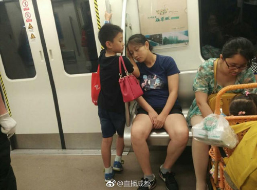 be trai 5 tuoi lay tay ke dau cho me ngu tren tau khien dan mang tan chay - 1