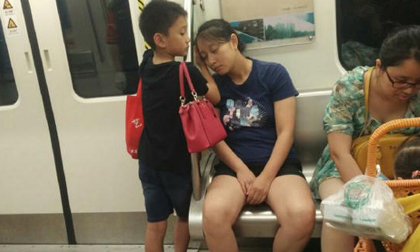 Bé trai 5 tuổi lấy tay kê đầu cho mẹ ngủ trên tàu khiến dân mạng tan chảy