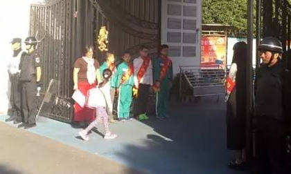 Bé gái 6 tuổi bị tên biến thái quấy rối tình dục ngay trước cổng trường