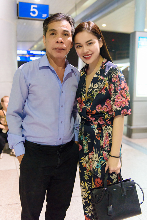 Con cái nổi tiếng nhưng bố mẹ Hà Tăng, Lam Trường vẫn bán bánh mì, làm lơ xe - 1