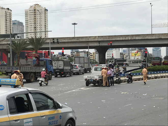 Hà Nội: Cô gái 23 tuổi đi xe đạp điện bị xe bồn cán tử vong trên Đại lộ Thăng Long - Ảnh 1.