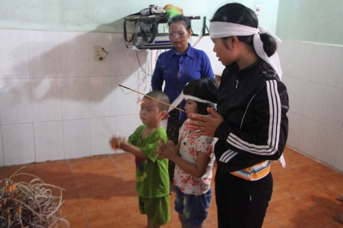 dau don canh be trai 5 tuoi vo tu choi dua du con mang khan tang bo - 1