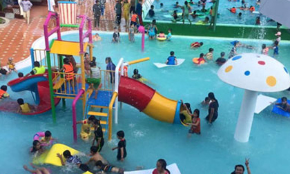 Bé trai 9 tuổi chết đuối thương tâm trong bể bơi đông người ở Long An