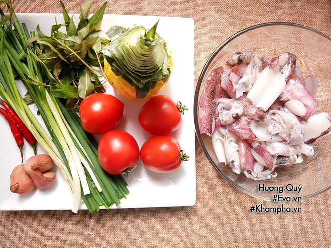 canh muc nau chua la mieng dua com ngay he ca nha tam tac khen - 1