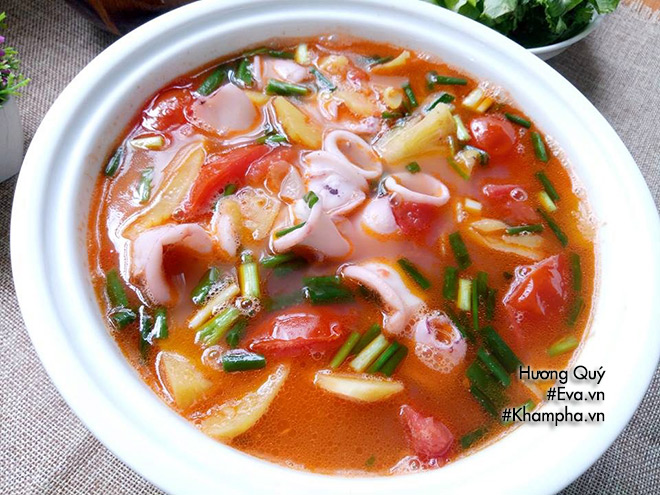canh muc nau chua la mieng dua com ngay he ca nha tam tac khen - 10