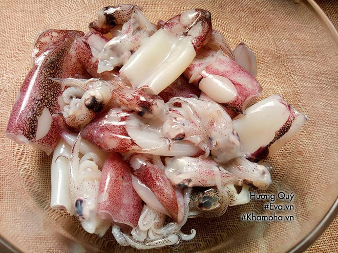 canh muc nau chua la mieng dua com ngay he ca nha tam tac khen - 2