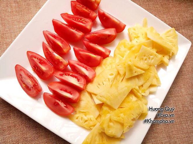 canh muc nau chua la mieng dua com ngay he ca nha tam tac khen - 5