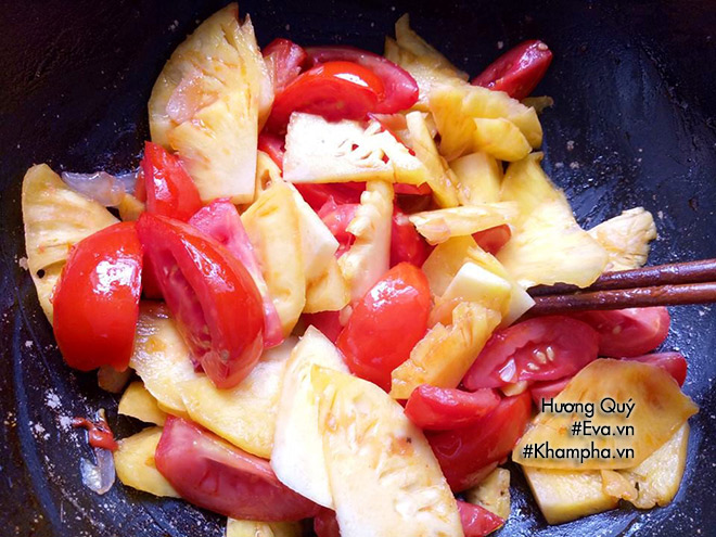 canh muc nau chua la mieng dua com ngay he ca nha tam tac khen - 6