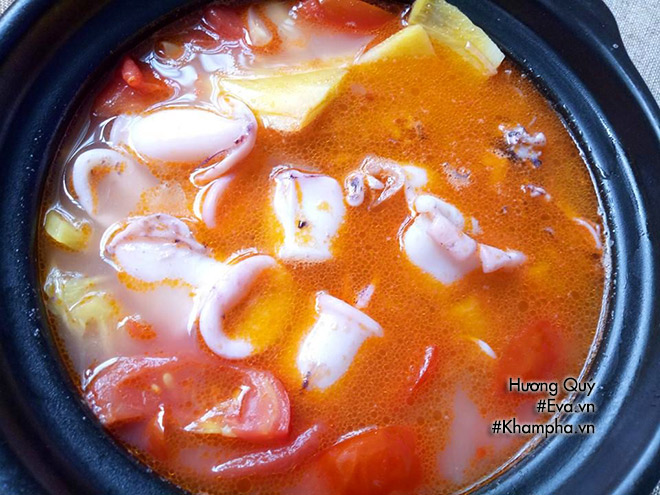 canh muc nau chua la mieng dua com ngay he ca nha tam tac khen - 7