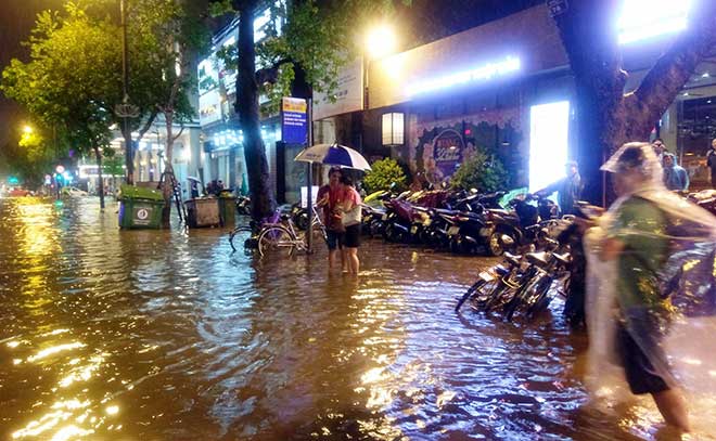 HN: Mưa như thác đổ, nhiều tuyến phố biến thành sông - 1